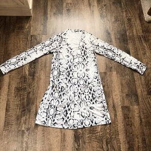 Tickled Teal Womens Small Black & White Snake Skin Print Open Cardigan Pockets